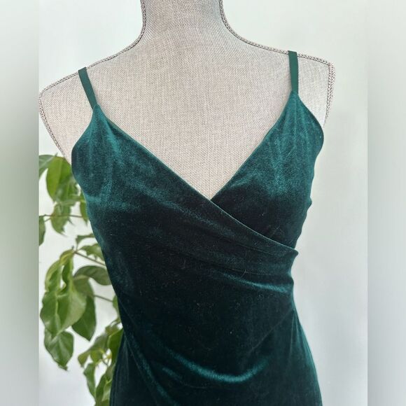 Quiz Emerald Green Velvet Mid-Length Spaghetti Strap Slit Cocktail Dress size 4 - Picture 6 of 10